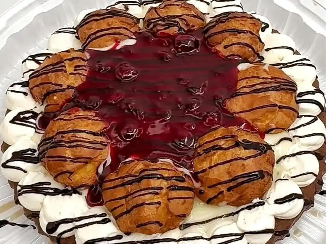 Вишневый пирог "АлаДея" с профитролями